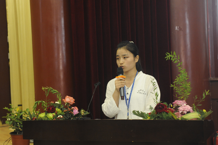 1437918256726290.jpg 义工代表发言.jpg