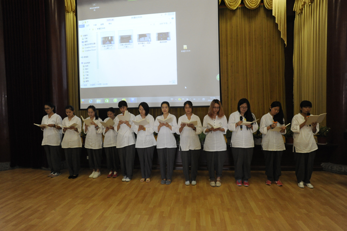 1437918272115548.jpg 营员们集体诗朗诵发表感言.jpg