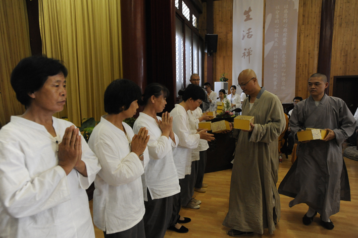 1437918286125614.jpg 法师为常住义工颁奖.jpg