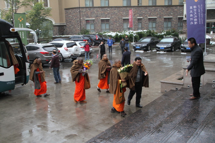 1461845043265807.jpg 11.6 下午三点 斯里兰卡舍利护送团到达石家庄 IMG_0356.JPG